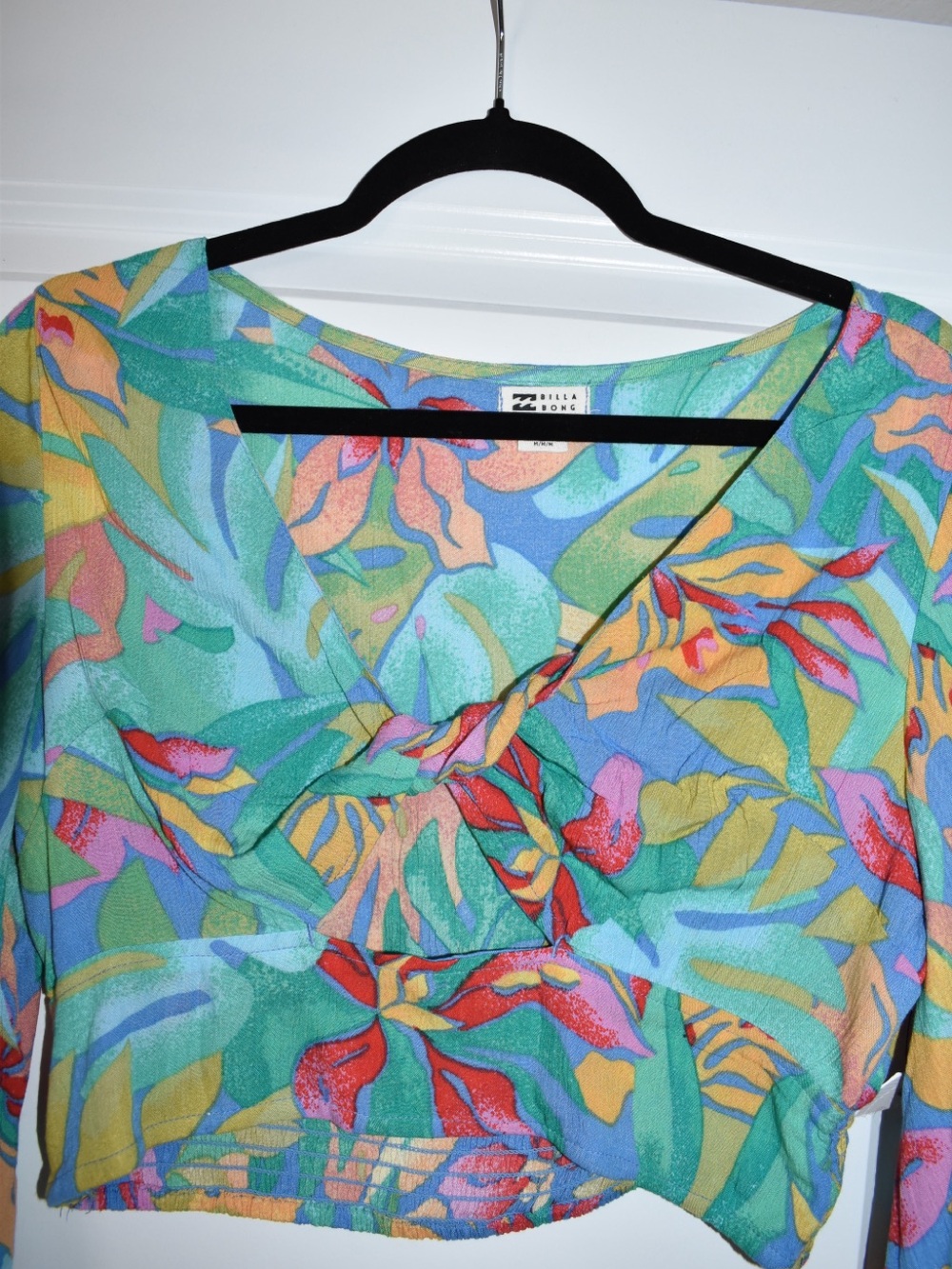 🌺 NWT Billabong Summer Heat Tropical Twist-Front Bell Sleeve Crop Top Size Med - Picture 4 of 8